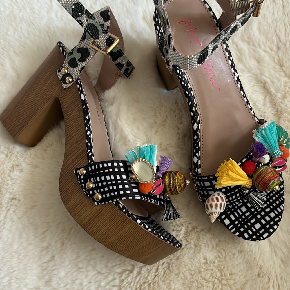 ♥️… Betsy Johnson Jilliie Platform Sandal